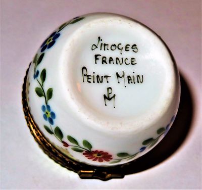 LIMOGES FRANCE BOX -GREEN & WHITE ROUND FLORAL- FLOWERS & SCALLOPS & GOLD FINIAL