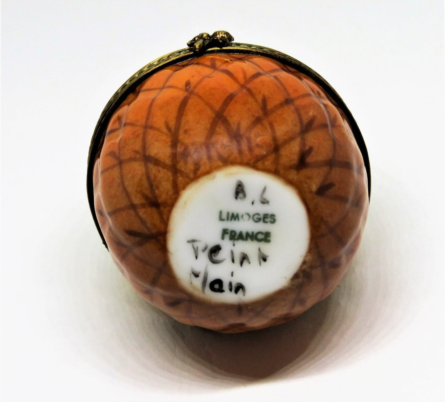 LIMOGES FRANCE BOX ~VINTAGE~ LARGE RIPE PINEAPPLE ~BEE CLASP~ FRUITS ~PEINT MAIN