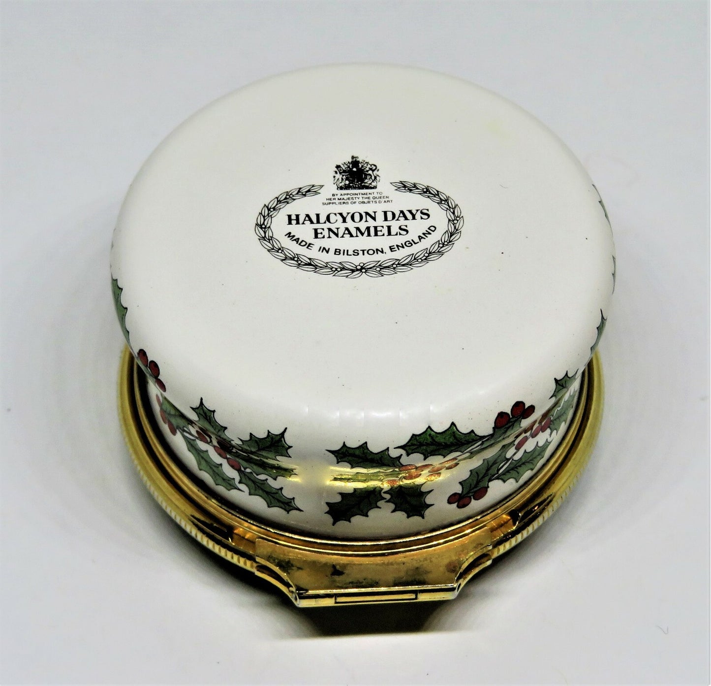HALCYON DAYS ENAMEL BOX - FAMILY DECORATING THE TREE - HOLLY - "MERRY CHRISTMAS"