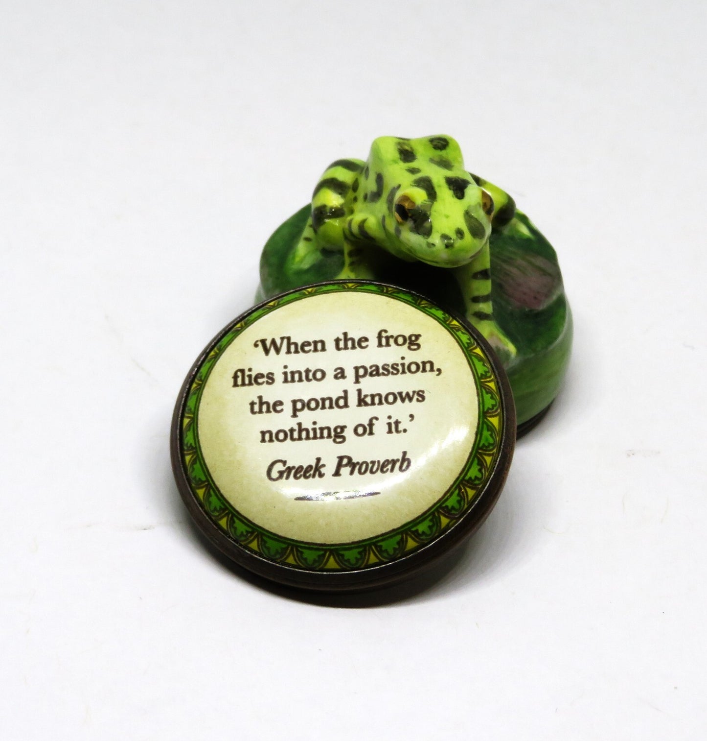 HALCYON DAYS ENAMEL BOX - SPOTTED GREEN & YELLOW FROG BONBONNIERE - WATER LILY
