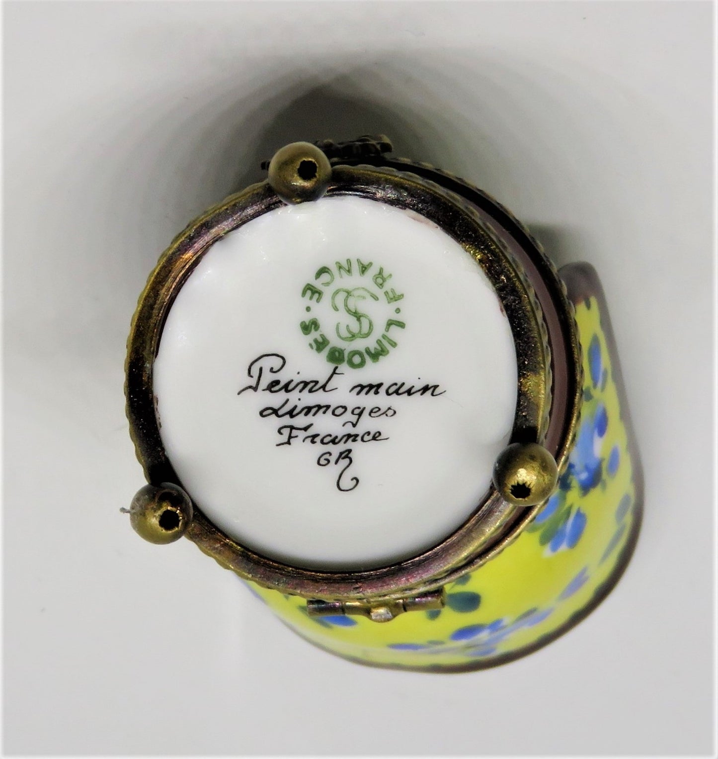 LIMOGES FRANCE BOX -GR- SLEEPING KITTEN IN BARREL CHAIR - BLUE ROSES -CAT- KITTY