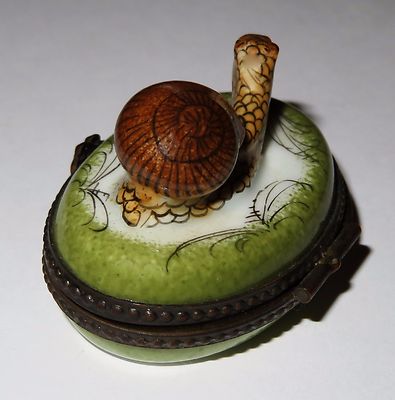 LIMOGES FRANCE BOX- VIALARD - SNAIL IN THE GARDEN -SOIL & GRASS & BUSHES- LEAVES
