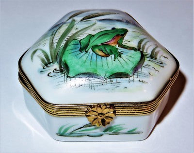 LIMOGES FRANCE BOX - VINTAGE FROG IN A POND SCENE - CATTAILS & REEDS - TOADS