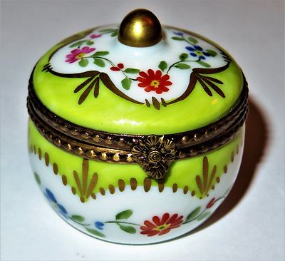LIMOGES FRANCE BOX -GREEN & WHITE ROUND FLORAL- FLOWERS & SCALLOPS & GOLD FINIAL
