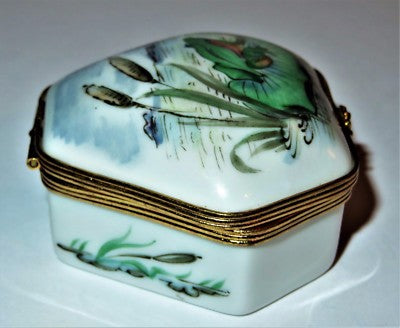 LIMOGES FRANCE BOX - VINTAGE FROG IN A POND SCENE - CATTAILS & REEDS - TOADS