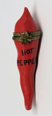 LIMOGES BOX ~ SMALL RED HOT CHILI PEPPER & BEE ~SOUTHWESTERN CUISINE~ PEINT MAIN