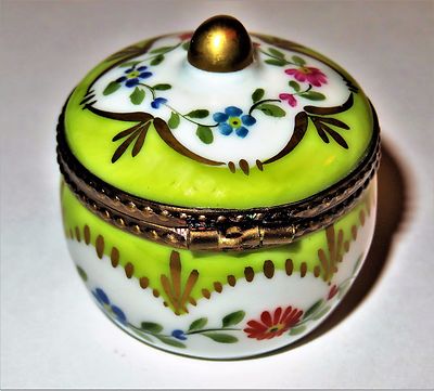 LIMOGES FRANCE BOX -GREEN & WHITE ROUND FLORAL- FLOWERS & SCALLOPS & GOLD FINIAL
