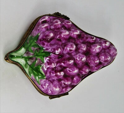 LIMOGES FRANCE BOX - LARGE BUNCH OF PURPLE GRAPES - STEM & LEAVES - FRUITS