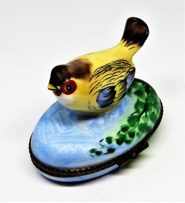 LIMOGES BOX- PARRY-VIEILLE - VINTAGE BIRD & TREE BRANCHES - SPARROW - LEAF CLASP