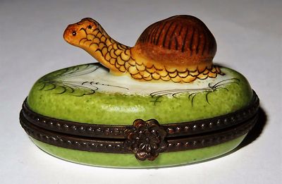 LIMOGES FRANCE BOX- VIALARD - SNAIL IN THE GARDEN -SOIL & GRASS & BUSHES- LEAVES