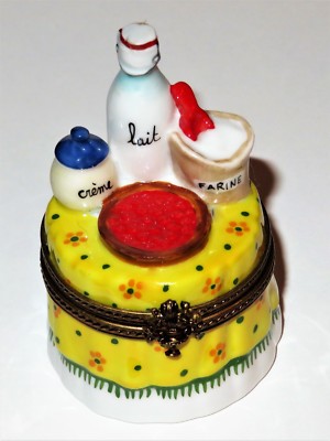 LIMOGES BOX - PV - TABLE & CHERRY TART & REMOVABLE WEDGE - BAKING INGREDIENTS