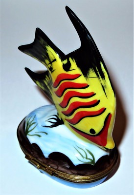 LIMOGES FRANCE BOX- VINTAGE ANGEL FISH -ROCKS & SEAWEED- SPIRAL SEA SHELL INSIDE