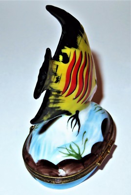 LIMOGES FRANCE BOX- VINTAGE ANGEL FISH -ROCKS & SEAWEED- SPIRAL SEA SHELL INSIDE