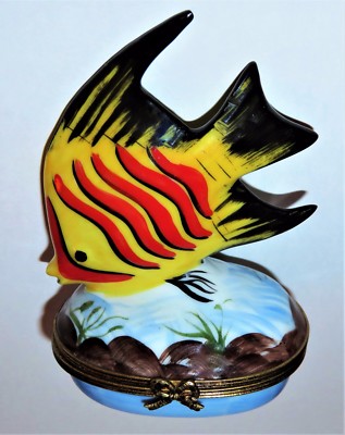LIMOGES FRANCE BOX- VINTAGE ANGEL FISH -ROCKS & SEAWEED- SPIRAL SEA SHELL INSIDE