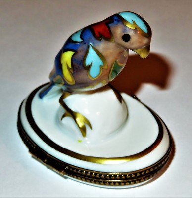 LIMOGES FRANCE BOX -PARROT- MULTI-COLORED FEATHERS & LEAVES -FLOWER CLASP- BIRDS