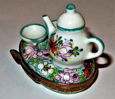 LIMOGES FRANCE BOX - TEAPOT & CUPS ON A FLOWERY BASE & SPOON - ROSES - HSN - LE