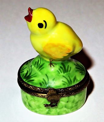 LIMOGES BOX - LITTLE YELLOW SONG BIRD - CHIRPING EASTER CHICK ON THE GRASS