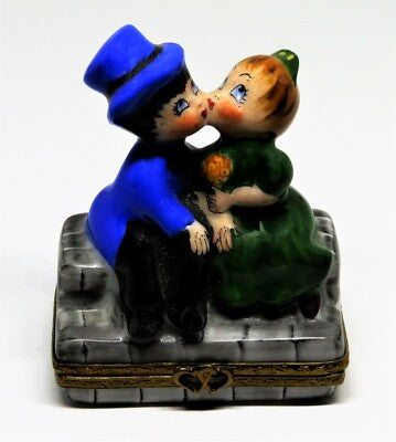 LIMOGES BOX ~ PIERRE ARQUIE ~ BOY & GIRL KISSING ~ COUPLE IN LOVE ~ ANNIVERSARY