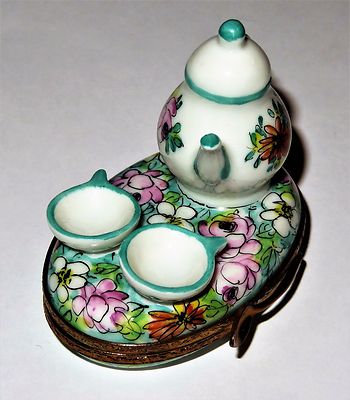 LIMOGES FRANCE BOX - TEAPOT & CUPS ON A FLOWERY BASE & SPOON - ROSES - HSN - LE