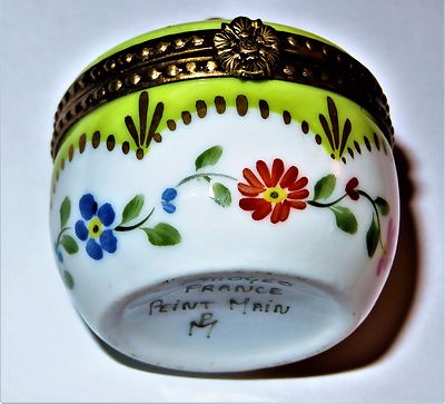 LIMOGES FRANCE BOX -GREEN & WHITE ROUND FLORAL- FLOWERS & SCALLOPS & GOLD FINIAL