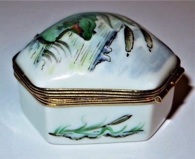 LIMOGES FRANCE BOX - VINTAGE FROG IN A POND SCENE - CATTAILS & REEDS - TOADS