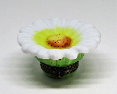 LIMOGES FRANCE BOX - CLASSIC WHITE DAISY - FLOWERS - BEE CLASP & BEE INSIDE