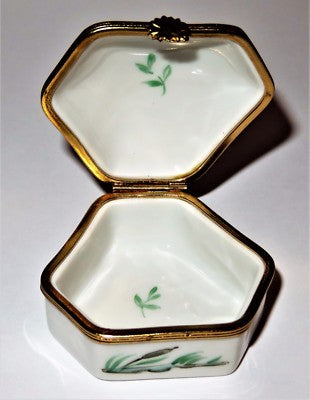 LIMOGES FRANCE BOX - VINTAGE FROG IN A POND SCENE - CATTAILS & REEDS - TOADS