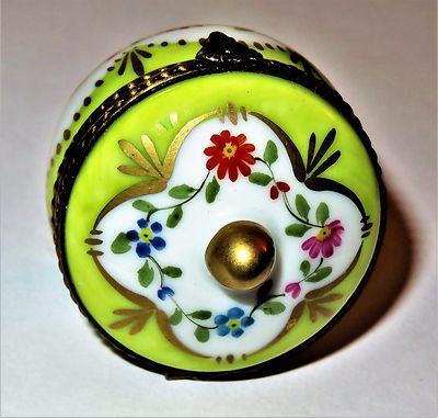 LIMOGES FRANCE BOX -GREEN & WHITE ROUND FLORAL- FLOWERS & SCALLOPS & GOLD FINIAL