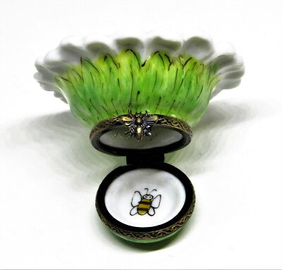 LIMOGES FRANCE BOX - CLASSIC WHITE DAISY - FLOWERS - BEE CLASP & BEE INSIDE