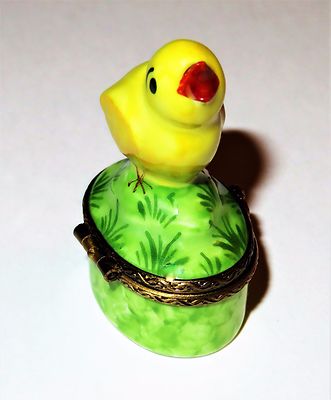 LIMOGES BOX - LITTLE YELLOW SONG BIRD - CHIRPING EASTER CHICK ON THE GRASS
