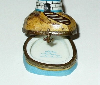 LIMOGES BOX~ LIGHTHOUSE ON AN ISLAND ~ ANCHOR CLASP ~ BEACH & OCEAN ~ PEINT MAIN