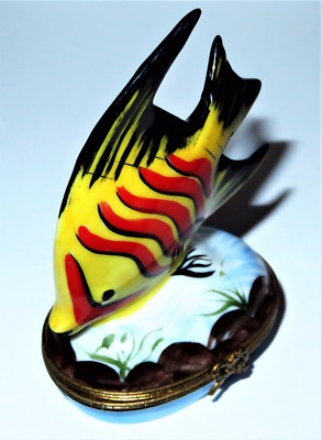 LIMOGES FRANCE BOX- VINTAGE ANGEL FISH -ROCKS & SEAWEED- SPIRAL SEA SHELL INSIDE