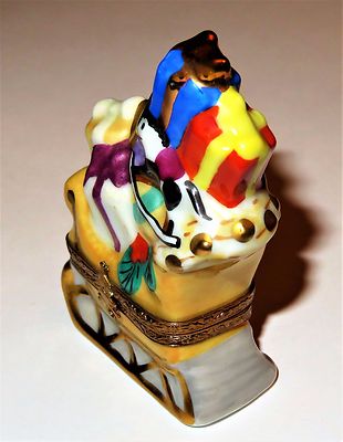 LIMOGES BOX - CHRISTMAS - SANTA CLAUS SLEIGH - HOLLY & GIFTS & TOYS - REINDEER