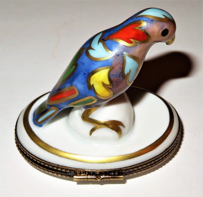 LIMOGES FRANCE BOX -PARROT- MULTI-COLORED FEATHERS & LEAVES -FLOWER CLASP- BIRDS