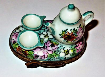 LIMOGES FRANCE BOX - TEAPOT & CUPS ON A FLOWERY BASE & SPOON - ROSES - HSN - LE
