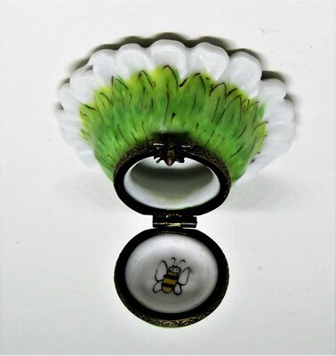 LIMOGES FRANCE BOX - CLASSIC WHITE DAISY - FLOWERS - BEE CLASP & BEE INSIDE