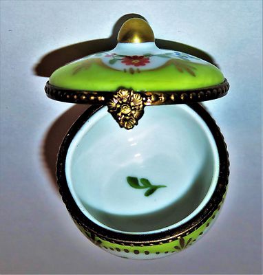 LIMOGES FRANCE BOX -GREEN & WHITE ROUND FLORAL- FLOWERS & SCALLOPS & GOLD FINIAL