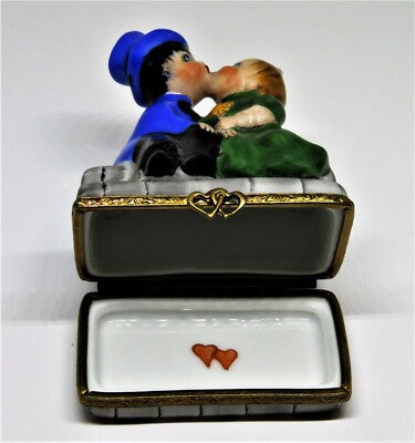 LIMOGES BOX ~ PIERRE ARQUIE ~ BOY & GIRL KISSING ~ COUPLE IN LOVE ~ ANNIVERSARY