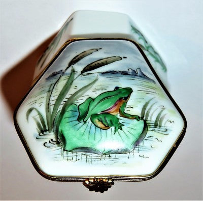 LIMOGES FRANCE BOX - VINTAGE FROG IN A POND SCENE - CATTAILS & REEDS - TOADS