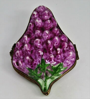 LIMOGES FRANCE BOX - LARGE BUNCH OF PURPLE GRAPES - STEM & LEAVES - FRUITS