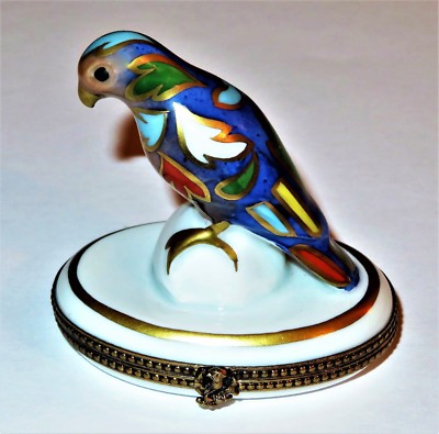 LIMOGES FRANCE BOX -PARROT- MULTI-COLORED FEATHERS & LEAVES -FLOWER CLASP- BIRDS