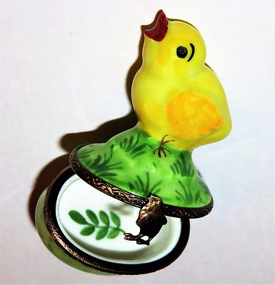 LIMOGES BOX - LITTLE YELLOW SONG BIRD - CHIRPING EASTER CHICK ON THE GRASS