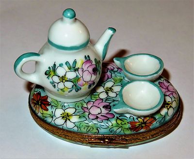 LIMOGES FRANCE BOX - TEAPOT & CUPS ON A FLOWERY BASE & SPOON - ROSES - HSN - LE