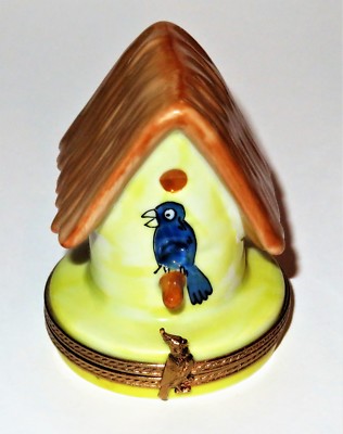 LIMOGES FRANCE BOX ~ BIRD HOUSE & STRAW THATCHED ROOF & BLUE BIRD ~ PEINT MAIN