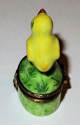 LIMOGES BOX - LITTLE YELLOW SONG BIRD - CHIRPING EASTER CHICK ON THE GRASS