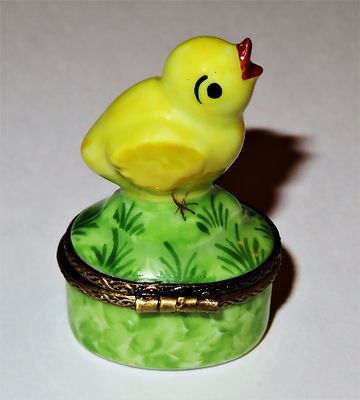 LIMOGES BOX - LITTLE YELLOW SONG BIRD - CHIRPING EASTER CHICK ON THE GRASS