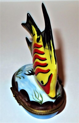 LIMOGES FRANCE BOX- VINTAGE ANGEL FISH -ROCKS & SEAWEED- SPIRAL SEA SHELL INSIDE