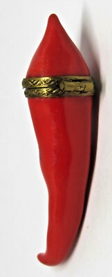 LIMOGES BOX ~ SMALL RED HOT CHILI PEPPER & BEE ~SOUTHWESTERN CUISINE~ PEINT MAIN