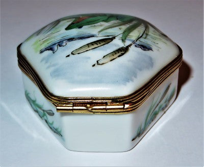 LIMOGES FRANCE BOX - VINTAGE FROG IN A POND SCENE - CATTAILS & REEDS - TOADS