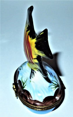 LIMOGES FRANCE BOX- VINTAGE ANGEL FISH -ROCKS & SEAWEED- SPIRAL SEA SHELL INSIDE
